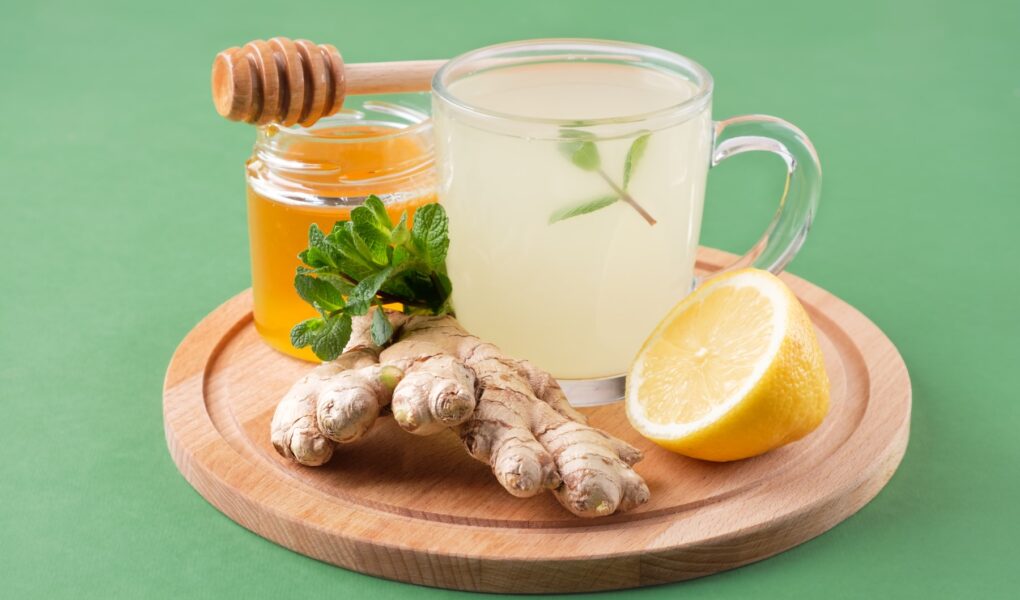 woda z miodem, cytryna i imbirem