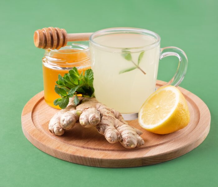 woda z miodem, cytryna i imbirem