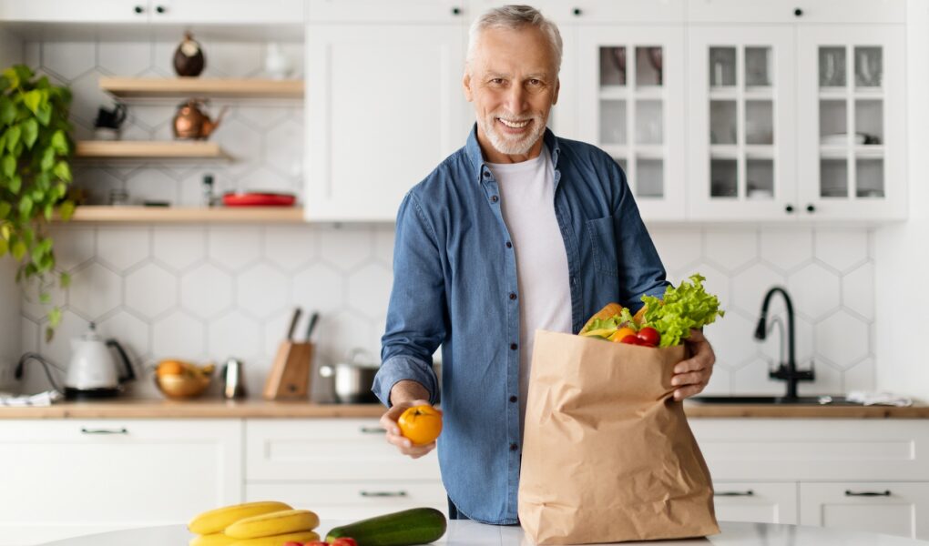 mężczyzna z owocami i warzywami