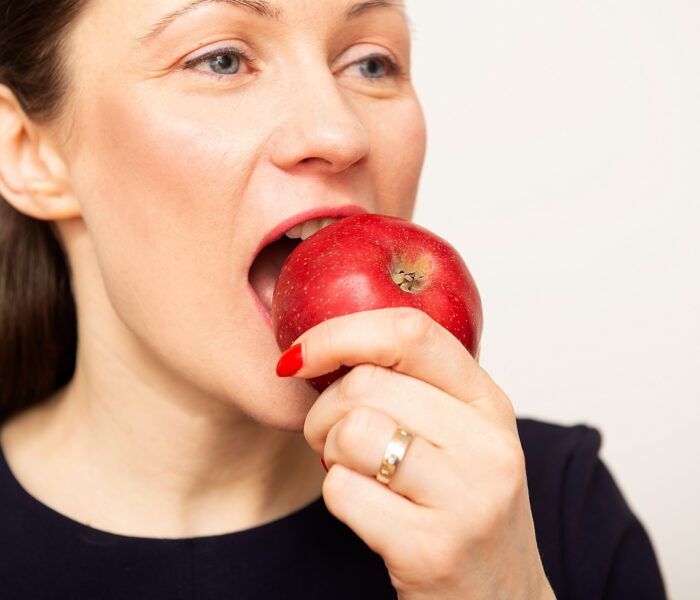 jedzenie jablek