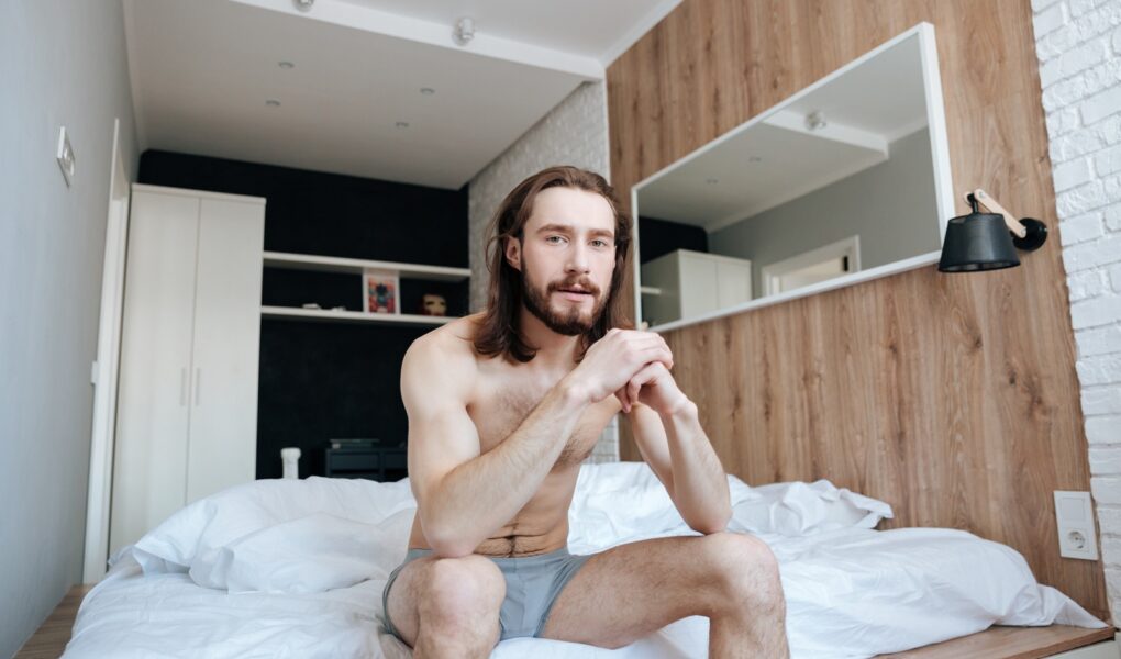 mężczyzna na łóżku