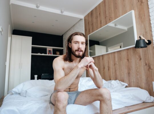 mężczyzna na łóżku