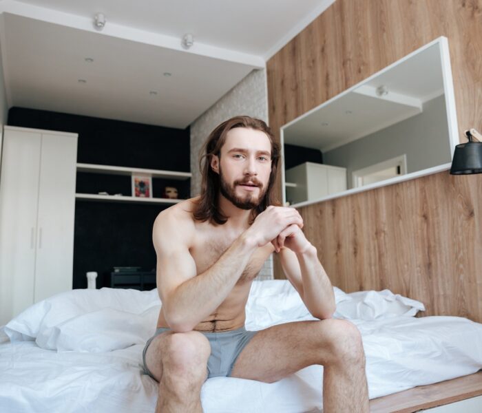 mężczyzna na łóżku