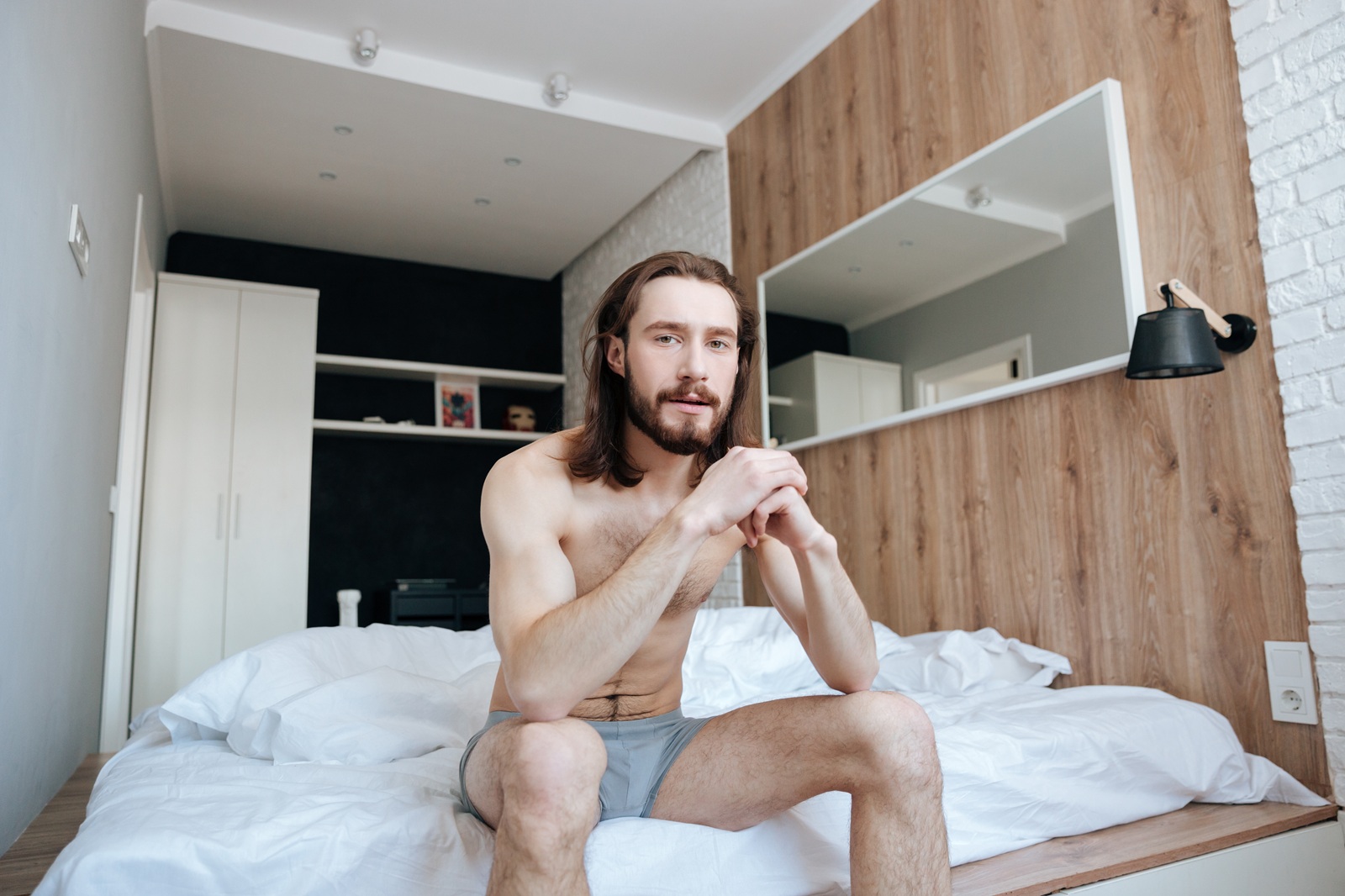 mężczyzna na łóżku